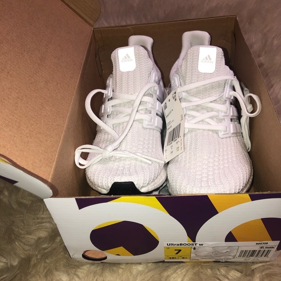 ADIDAS ULTRA BOOST- ALL WHITE👟👟 •NWT• - Picture 3 of 6